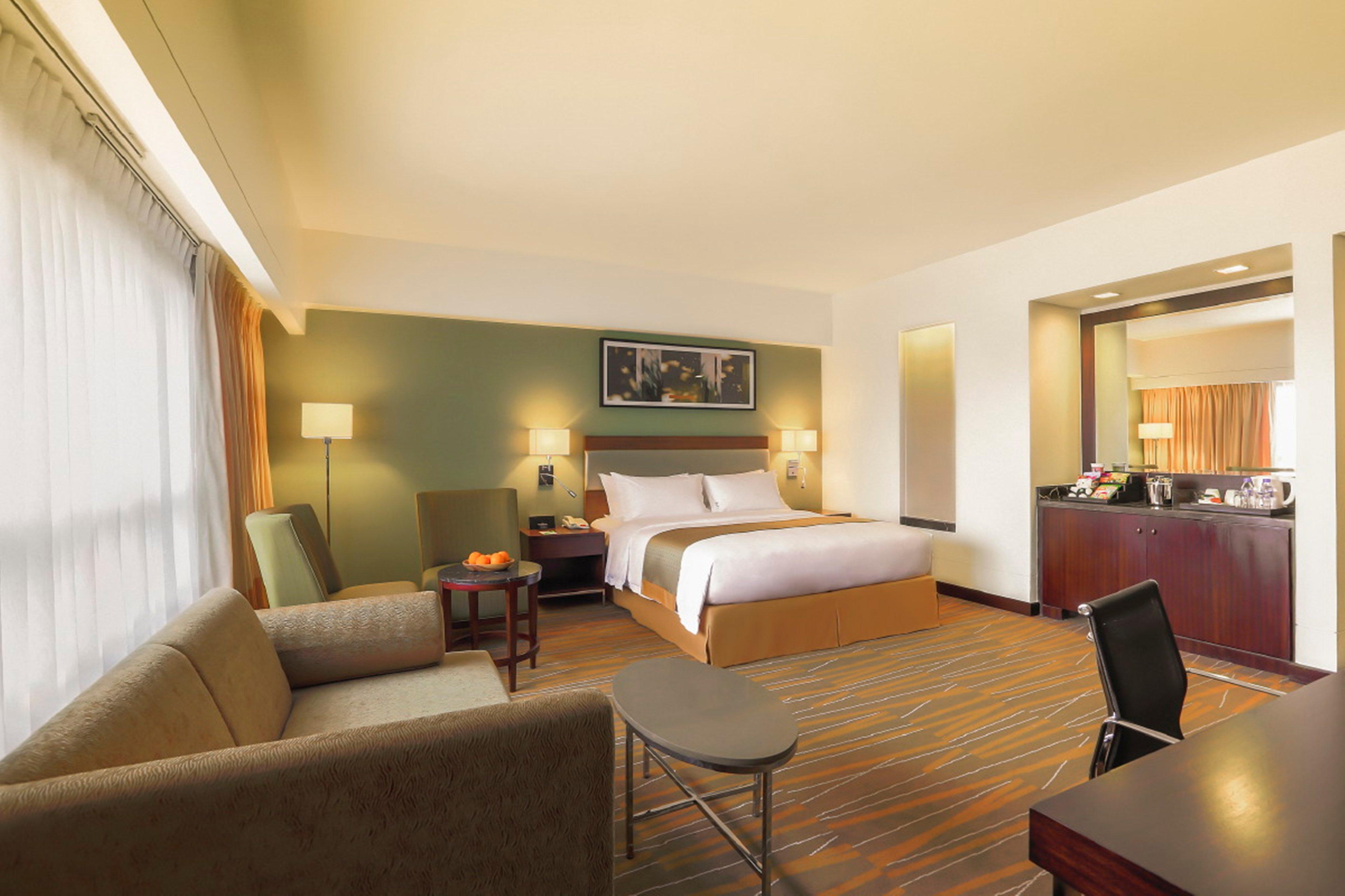 Holiday Inn & Suites Makati By Ihg Makati City Eksteriør bilde Suite