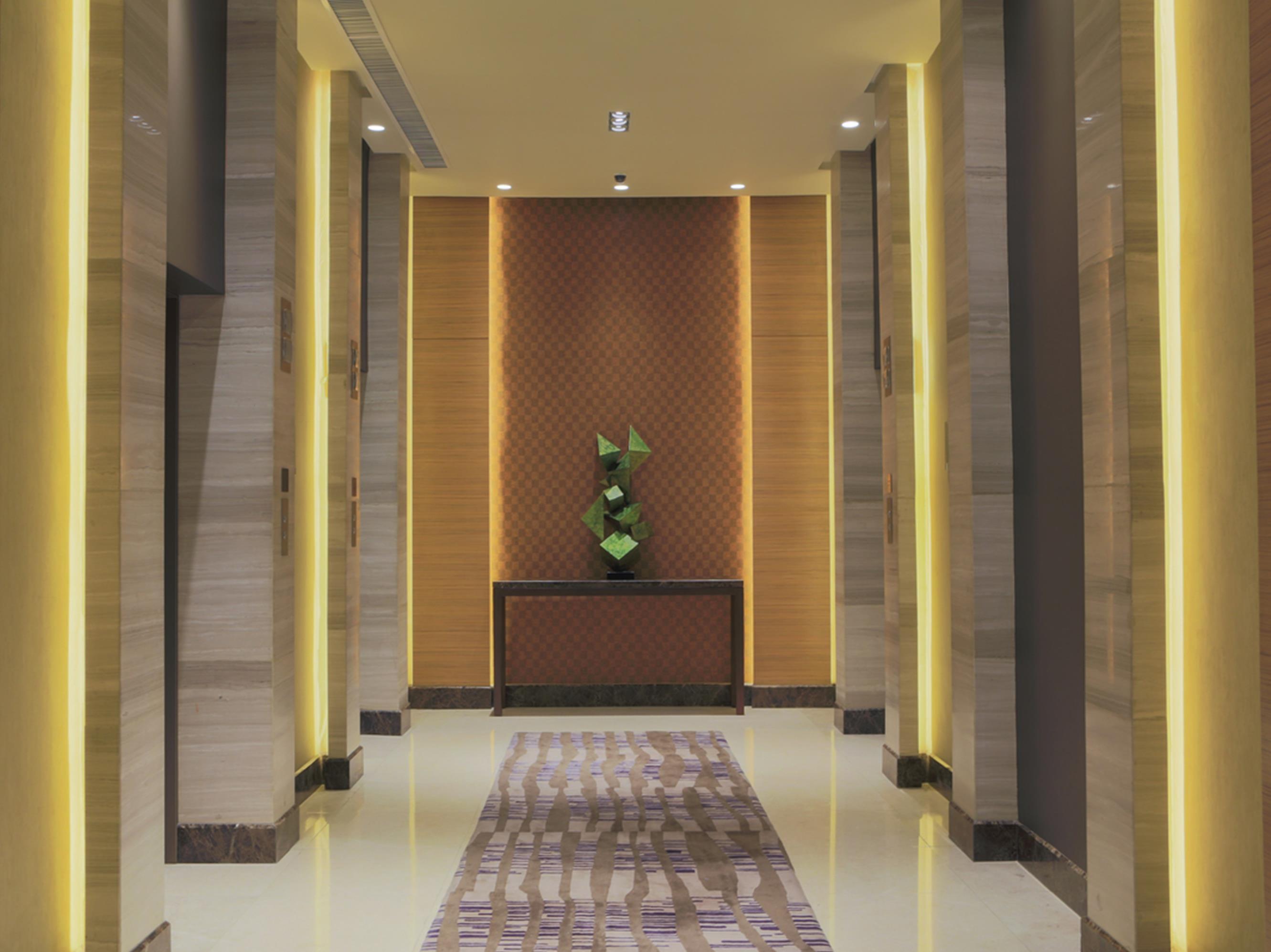 Holiday Inn & Suites Makati By Ihg Makati City Eksteriør bilde The interior of the hotel
