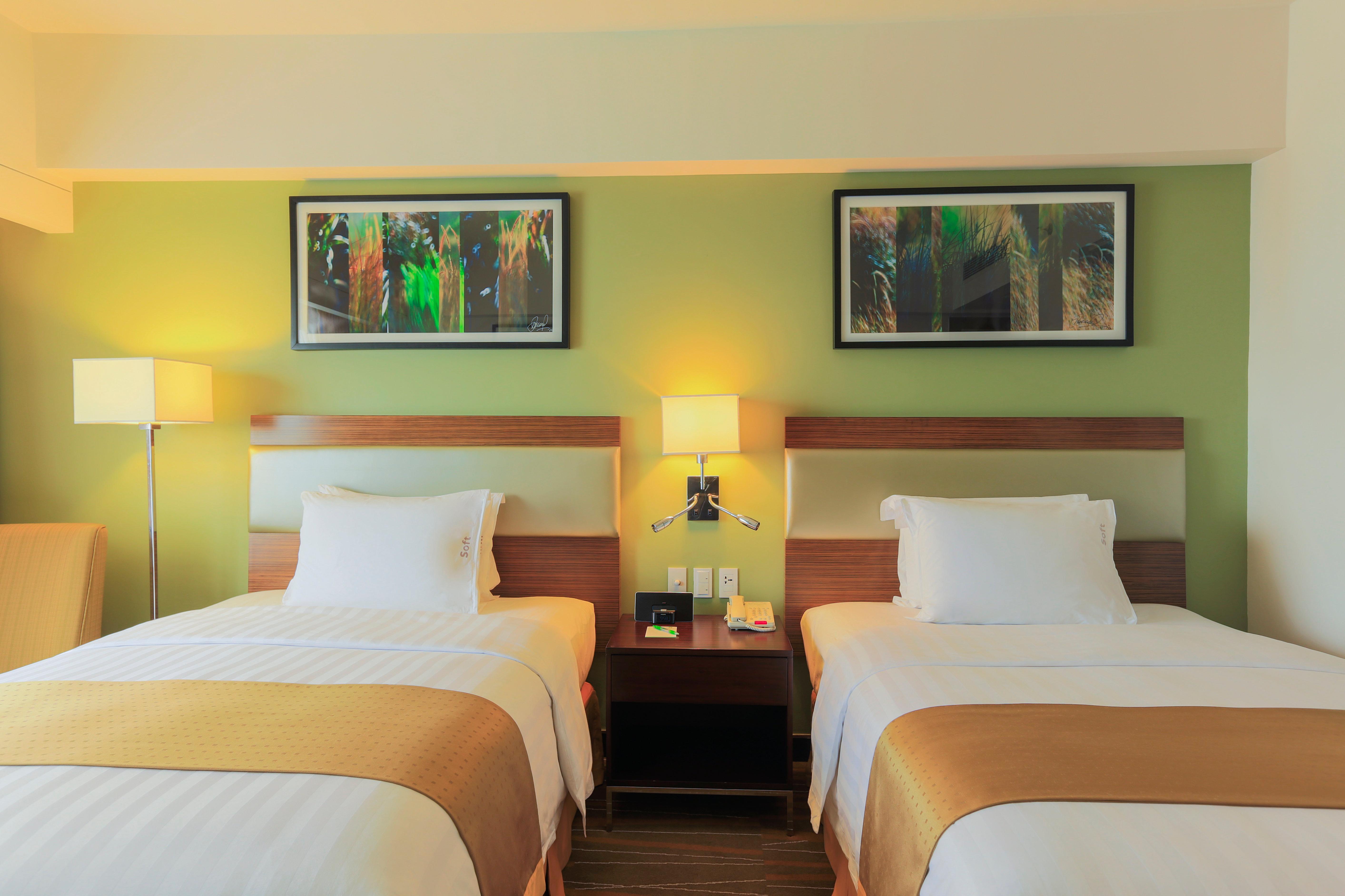 Holiday Inn & Suites Makati By Ihg Makati City Eksteriør bilde A typical room at the hotel