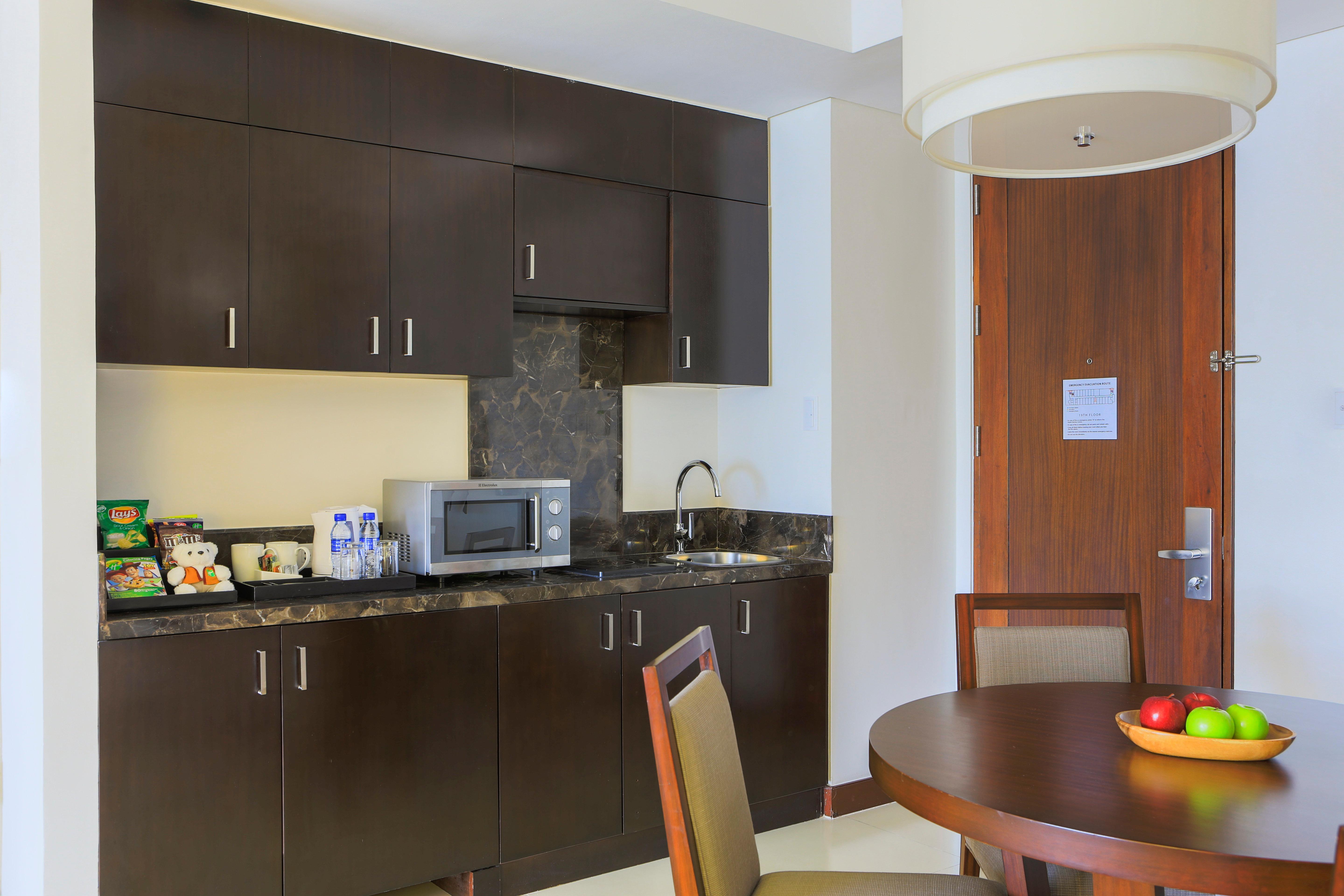 Holiday Inn & Suites Makati By Ihg Makati City Eksteriør bilde Kitchenette