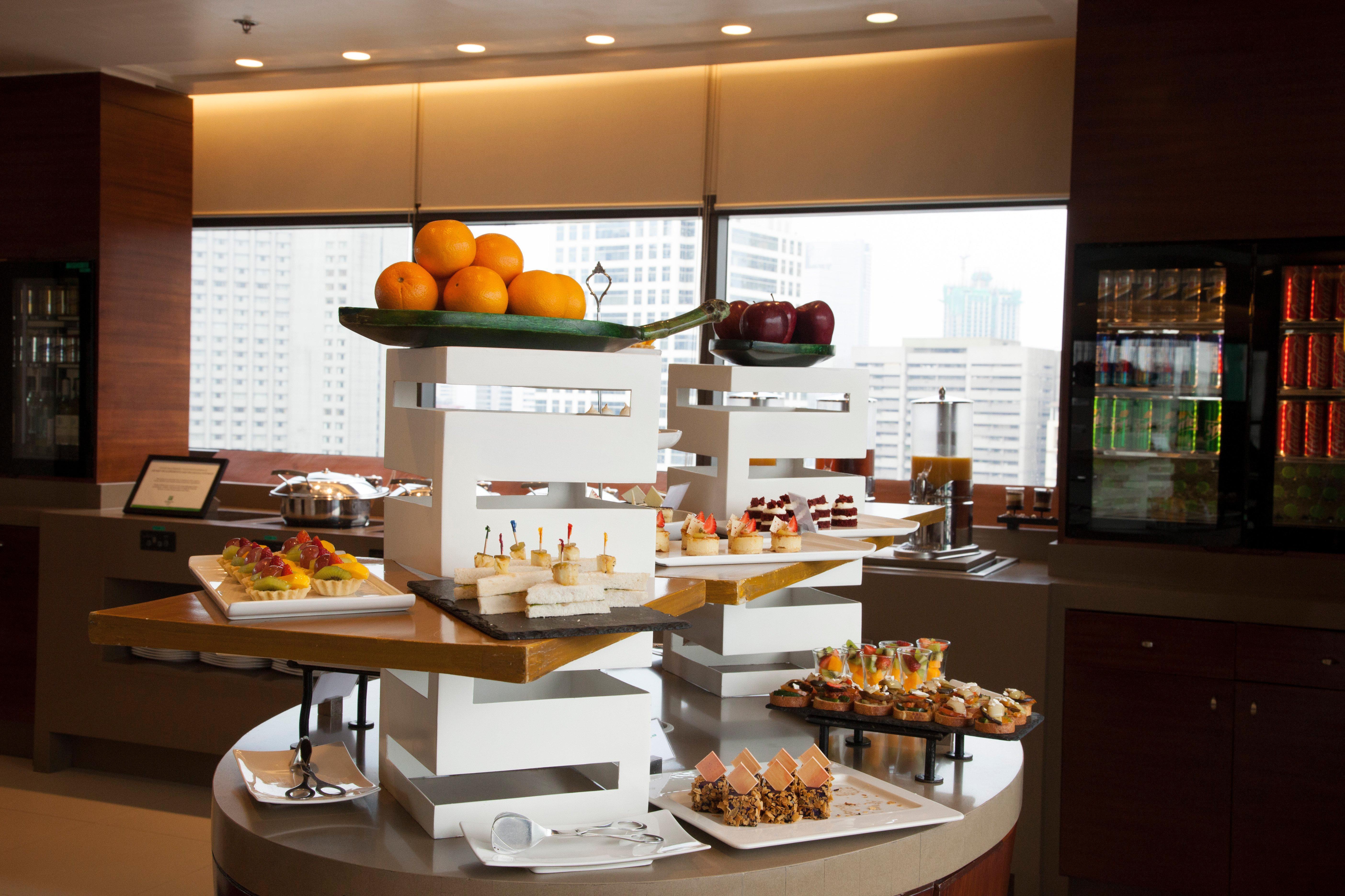 Holiday Inn & Suites Makati By Ihg Makati City Eksteriør bilde A buffet at a hotel