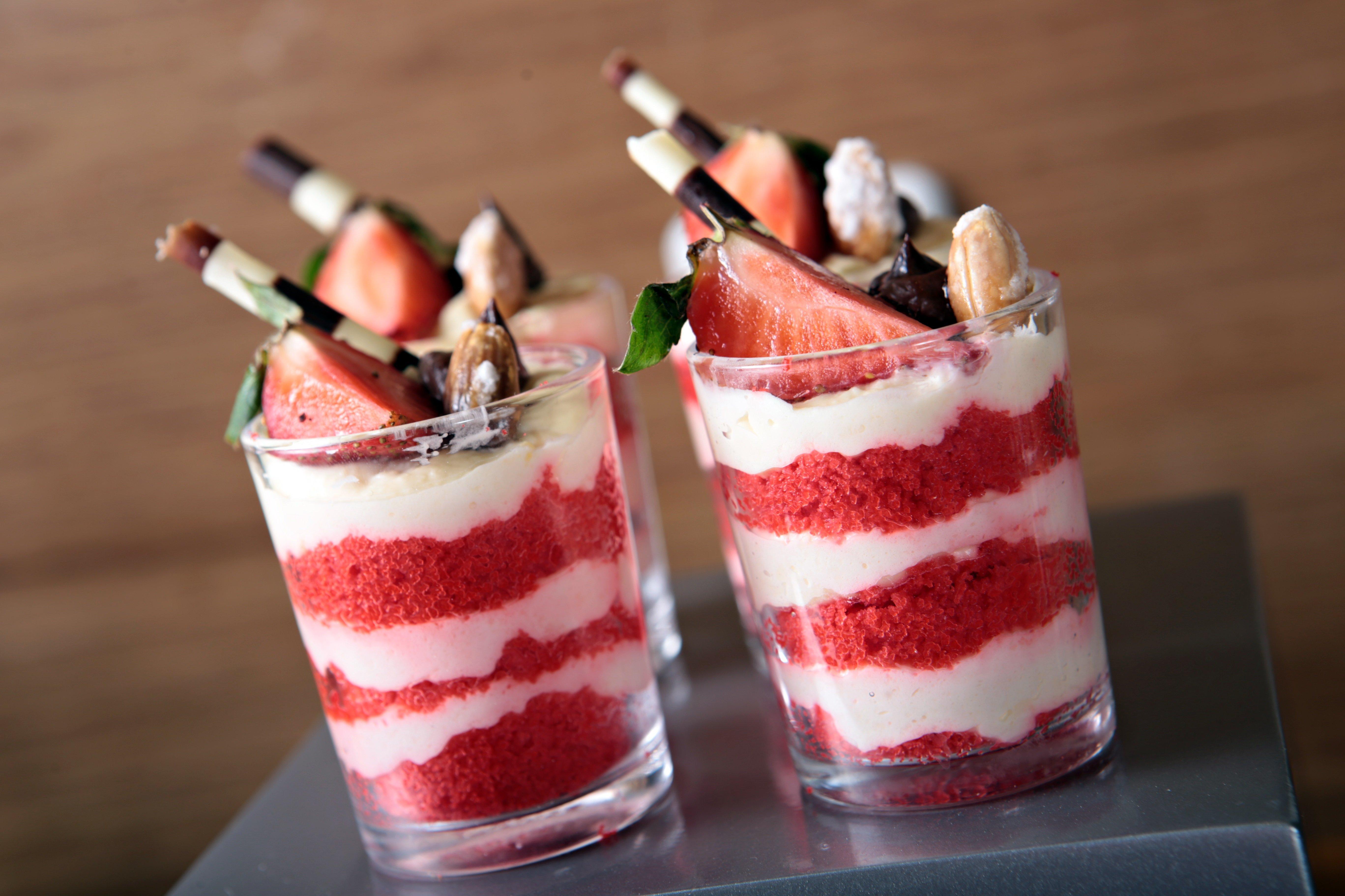 Holiday Inn & Suites Makati By Ihg Makati City Eksteriør bilde A strawberry parfait