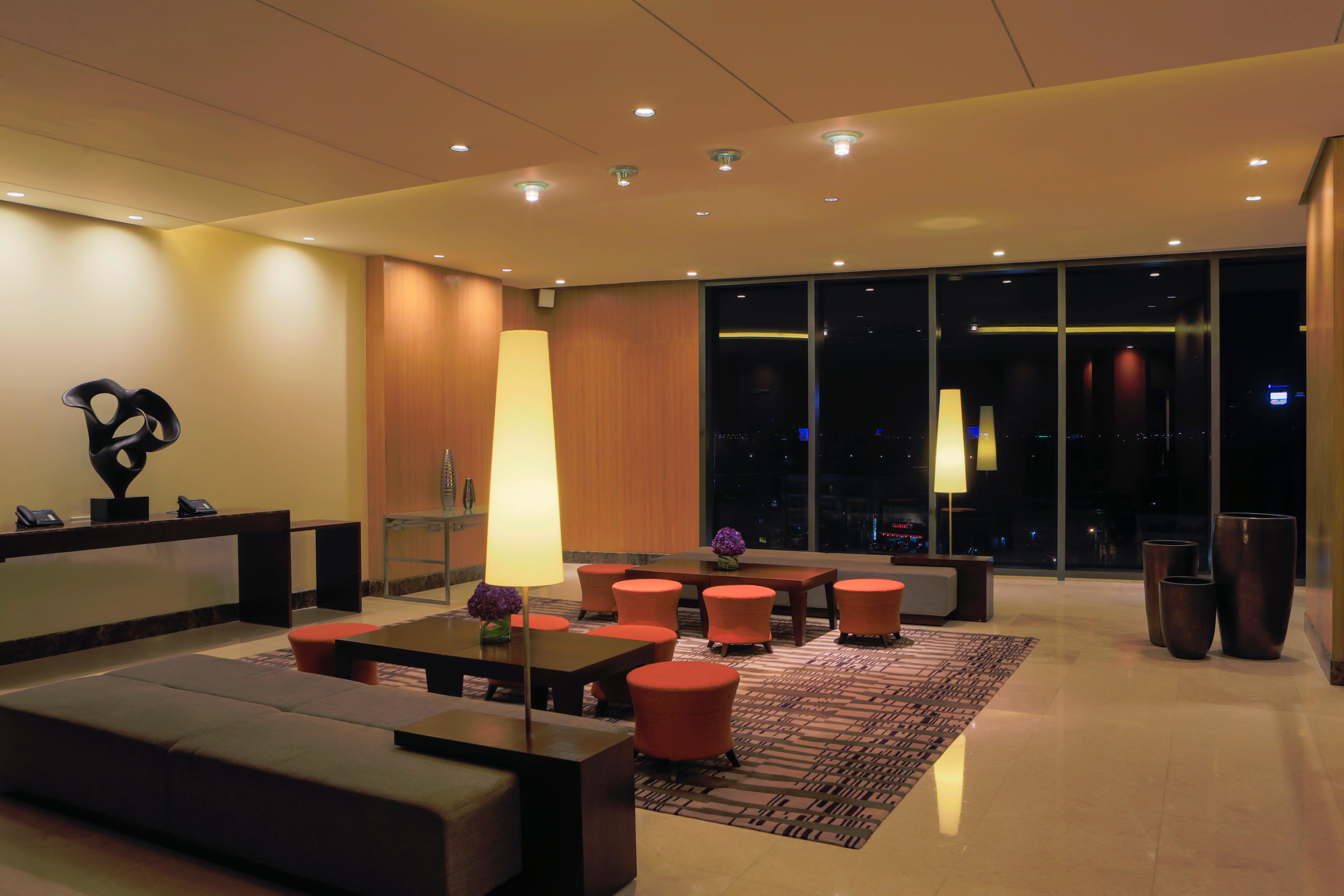 Holiday Inn & Suites Makati By Ihg Makati City Eksteriør bilde The lounge at the airport