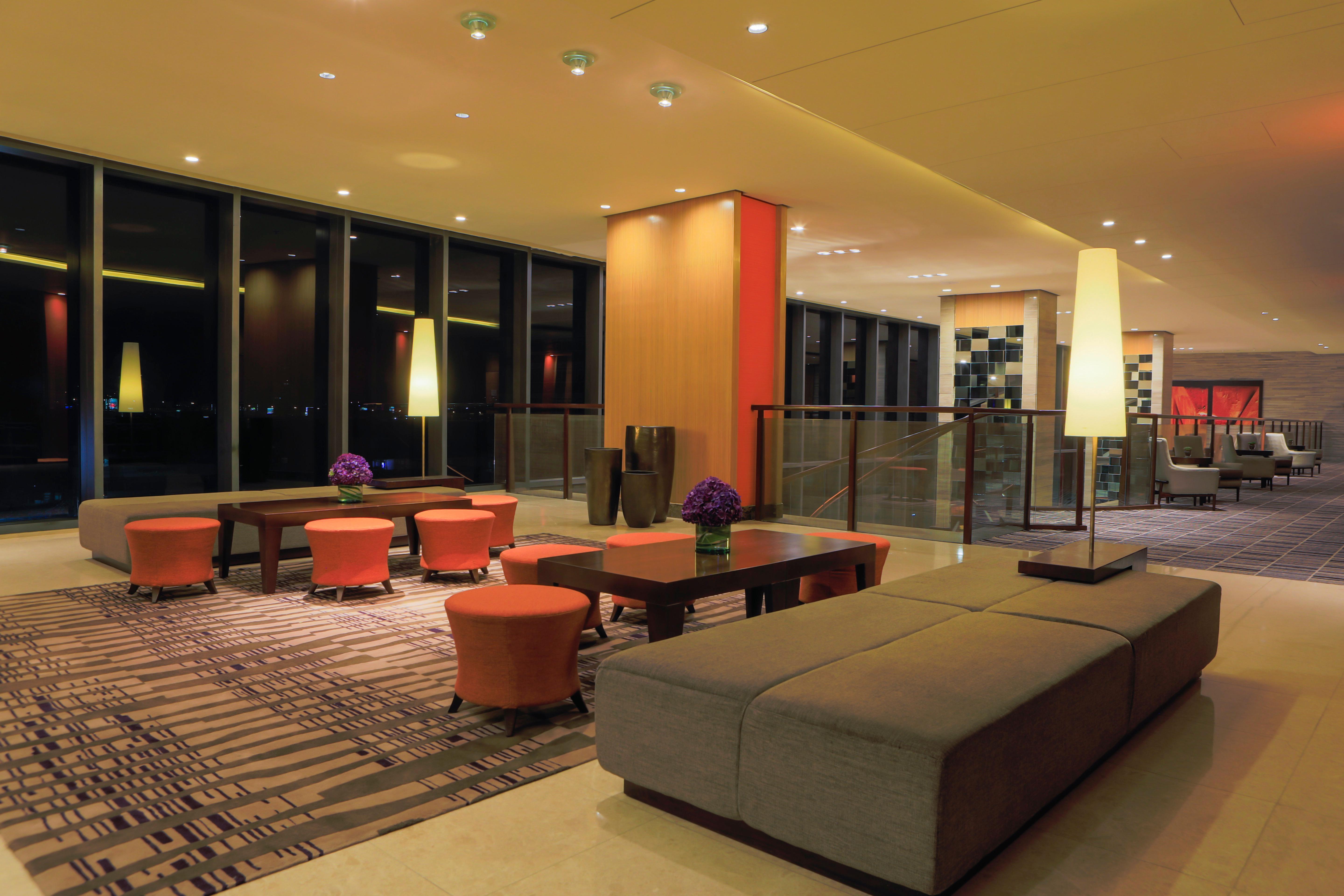 Holiday Inn & Suites Makati By Ihg Makati City Eksteriør bilde Lobby