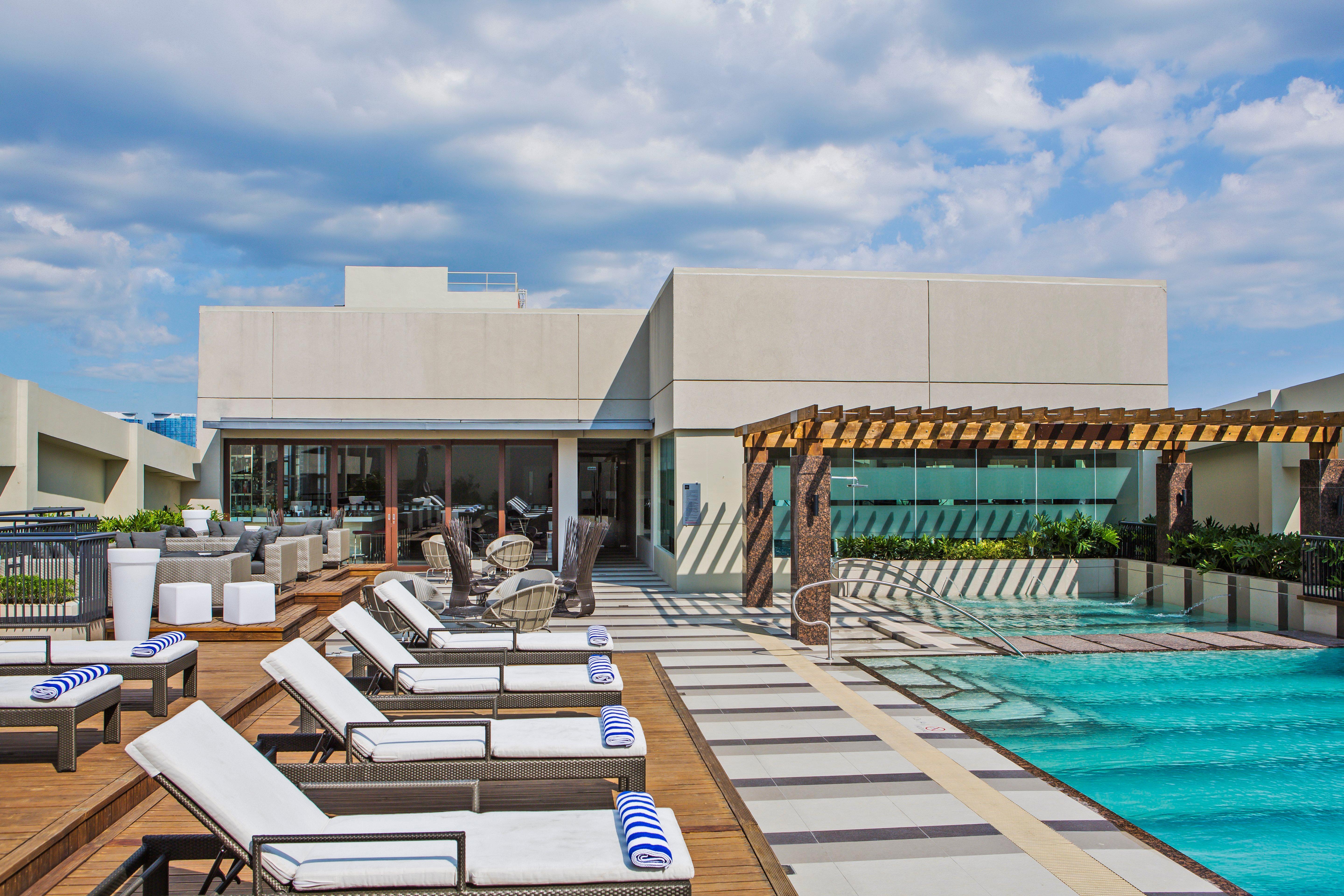 Holiday Inn & Suites Makati By Ihg Makati City Eksteriør bilde Rooftop pool at the hotel