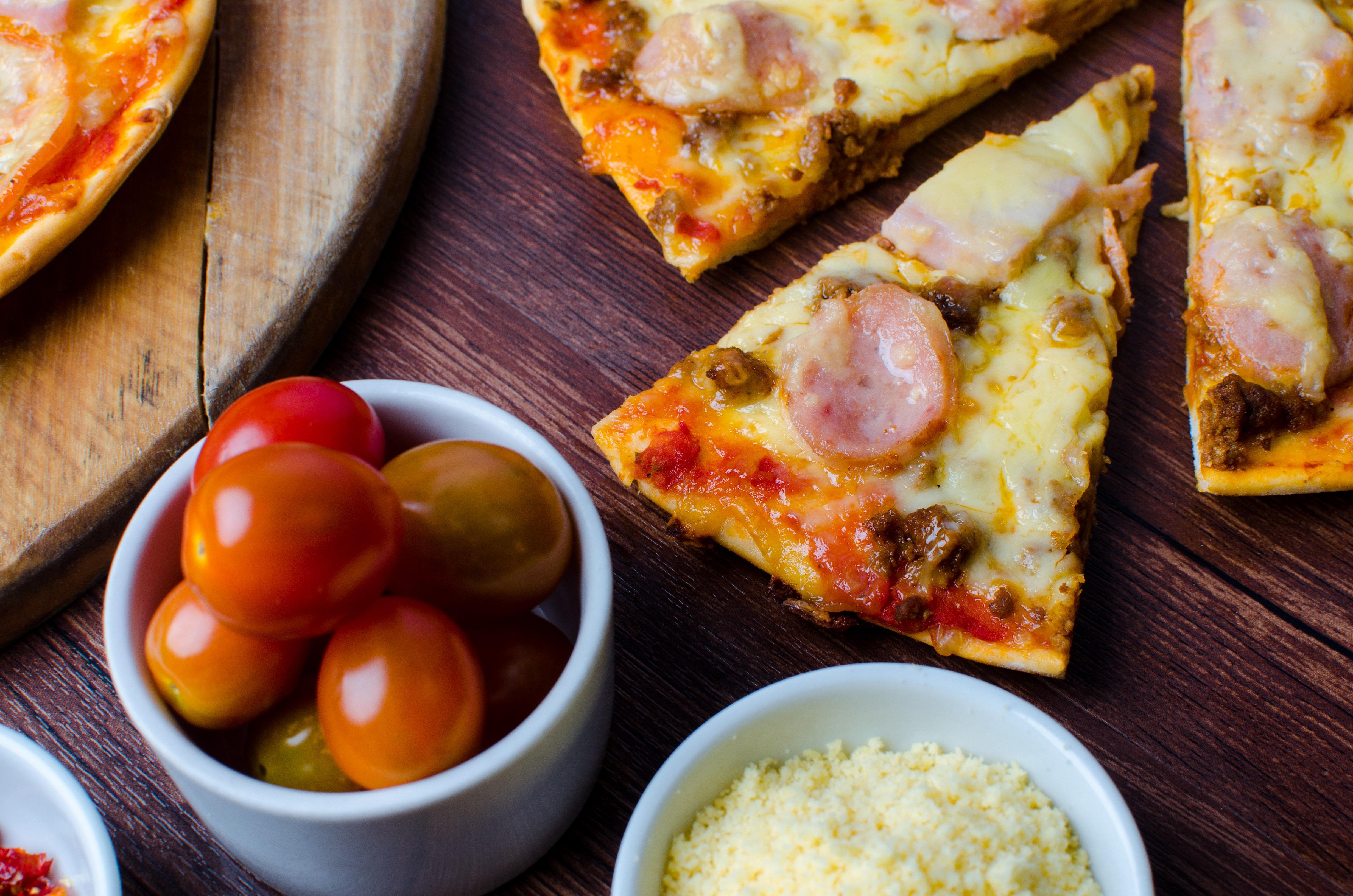 Holiday Inn & Suites Makati By Ihg Makati City Eksteriør bilde A pizza with sausage and cheese