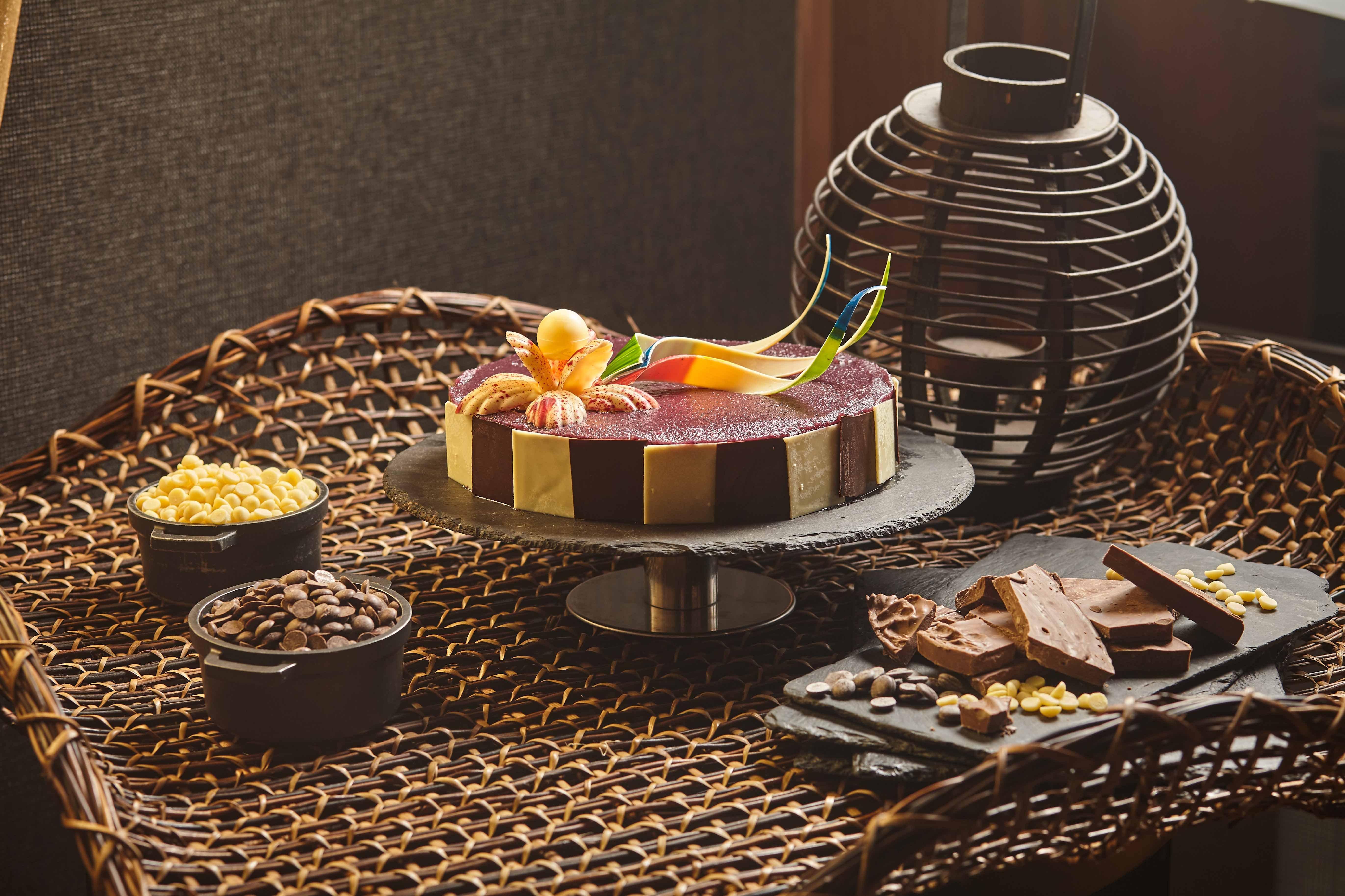 Holiday Inn & Suites Makati By Ihg Makati City Eksteriør bilde A chocolate cake