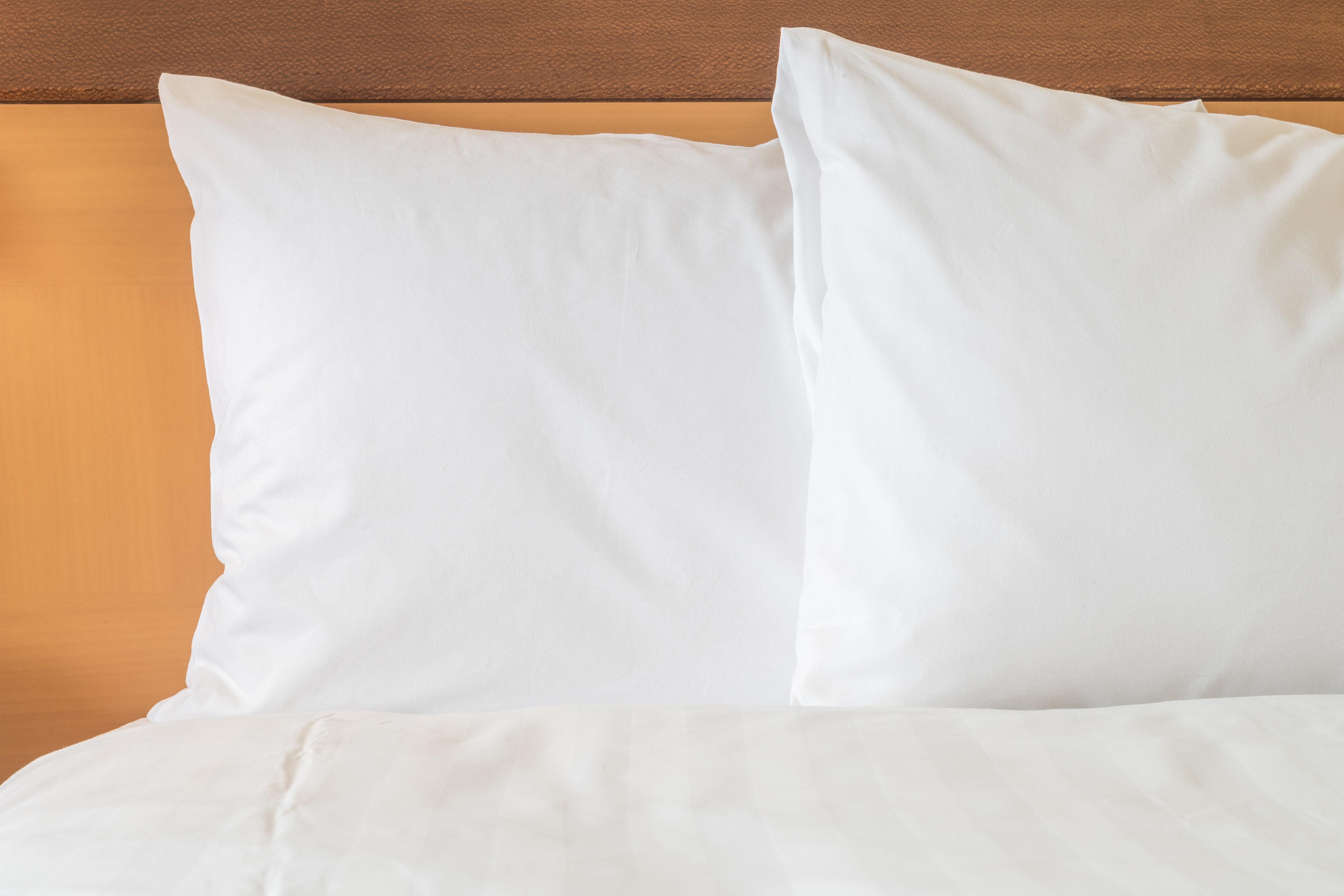 Holiday Inn & Suites Makati By Ihg Makati City Eksteriør bilde Two pillows on a bed