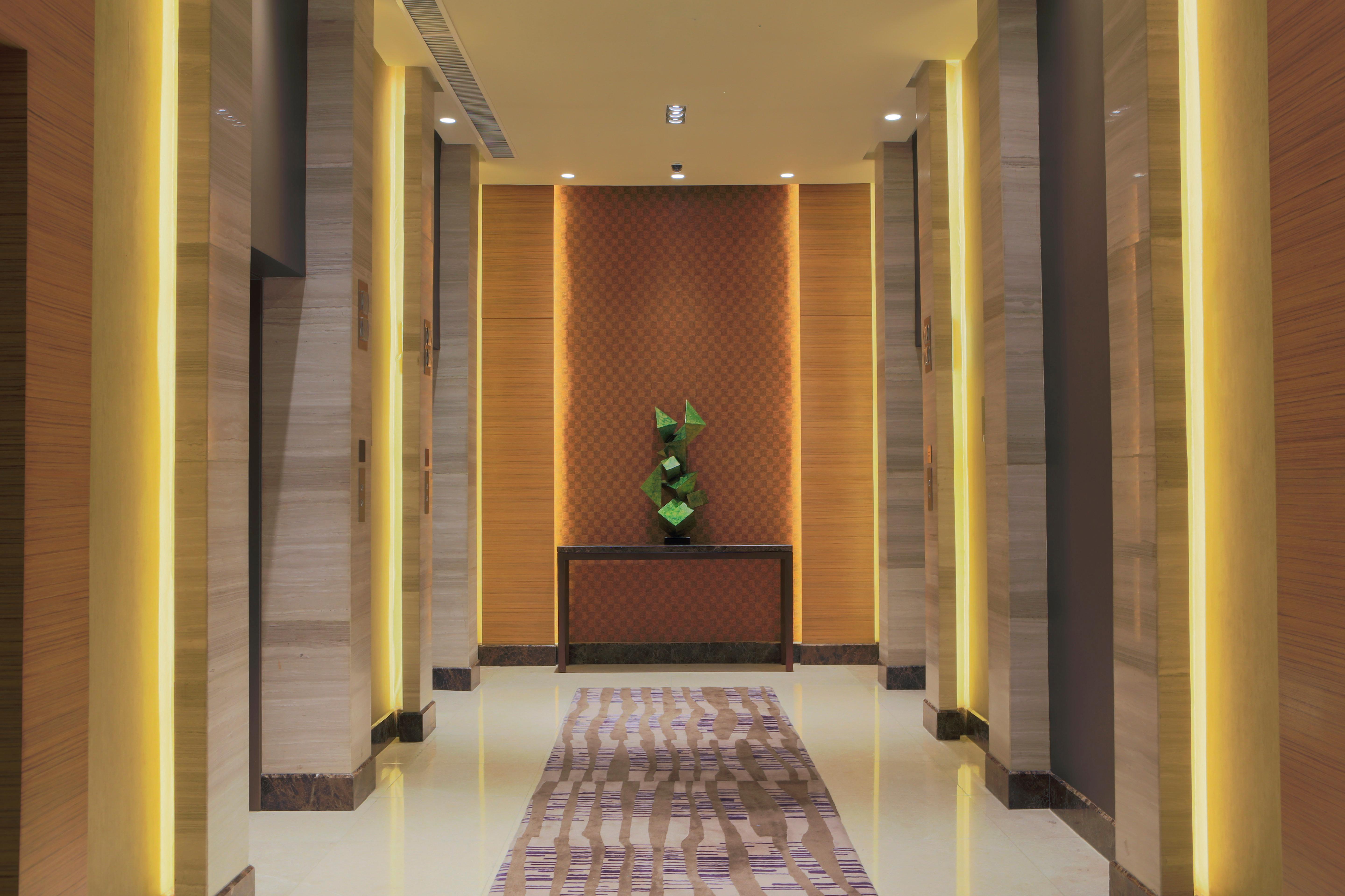 Holiday Inn & Suites Makati By Ihg Makati City Eksteriør bilde The interior of the hotel