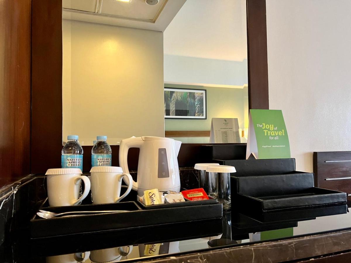 Holiday Inn & Suites Makati By Ihg Makati City Eksteriør bilde A hotel room's wet bar