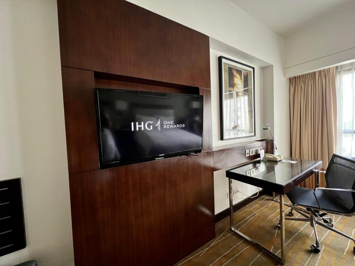 Holiday Inn & Suites Makati By Ihg Makati City Eksteriør bilde