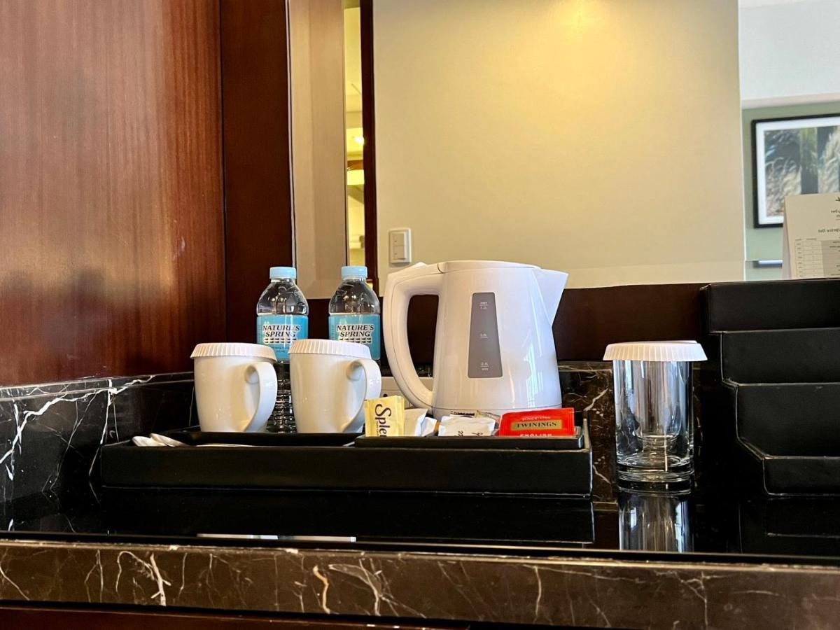 Holiday Inn & Suites Makati By Ihg Makati City Eksteriør bilde A kettle and a water jug in a hotel room