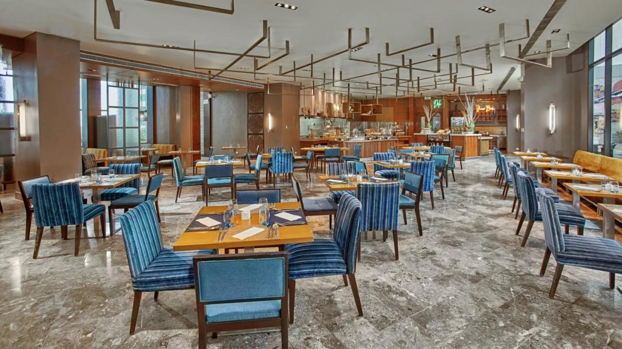 Holiday Inn & Suites Makati By Ihg Makati City Eksteriør bilde The restaurant