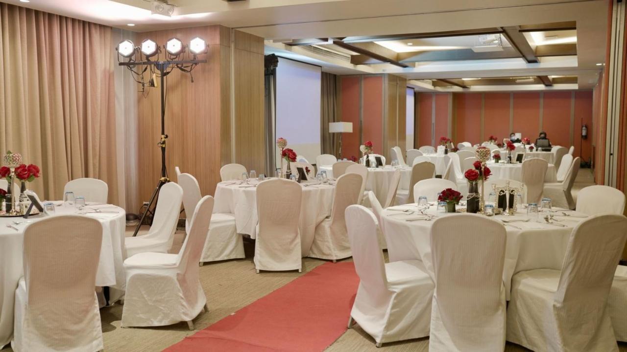 Holiday Inn & Suites Makati By Ihg Makati City Eksteriør bilde A wedding reception
