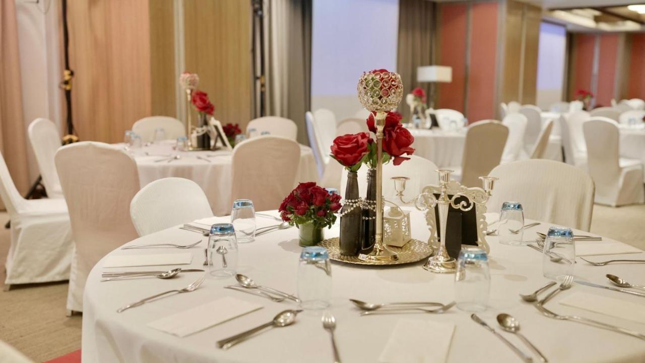 Holiday Inn & Suites Makati By Ihg Makati City Eksteriør bilde A table set for a formal dinner