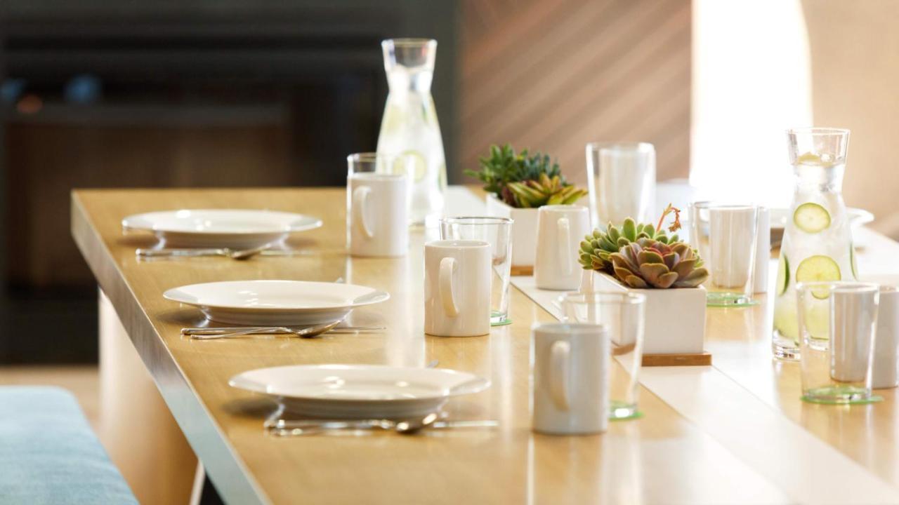 Holiday Inn & Suites Makati By Ihg Makati City Eksteriør bilde Tableware