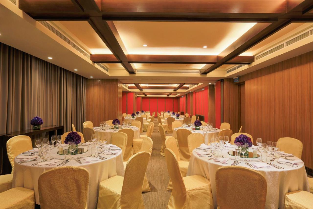 Holiday Inn & Suites Makati By Ihg Makati City Eksteriør bilde The ballroom