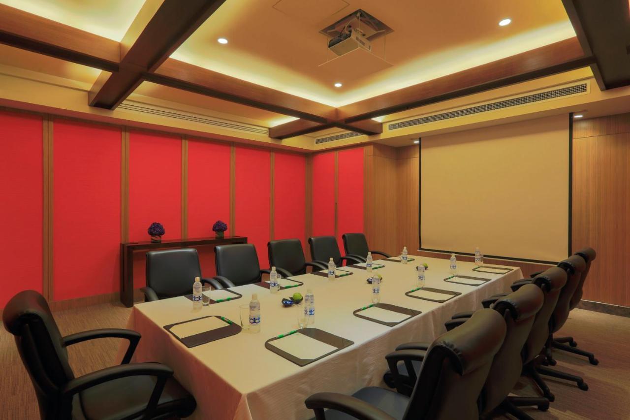 Holiday Inn & Suites Makati By Ihg Makati City Eksteriør bilde Meeting room at the Taj Bengal