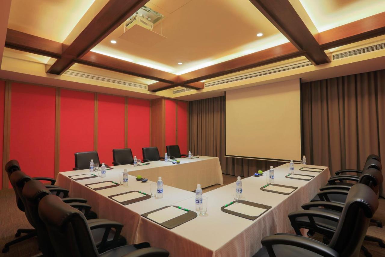 Holiday Inn & Suites Makati By Ihg Makati City Eksteriør bilde Meeting room at the hotel