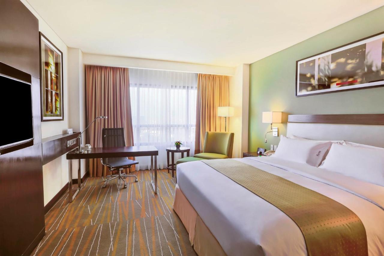 Holiday Inn & Suites Makati By Ihg Makati City Eksteriør bilde A typical room at the hotel