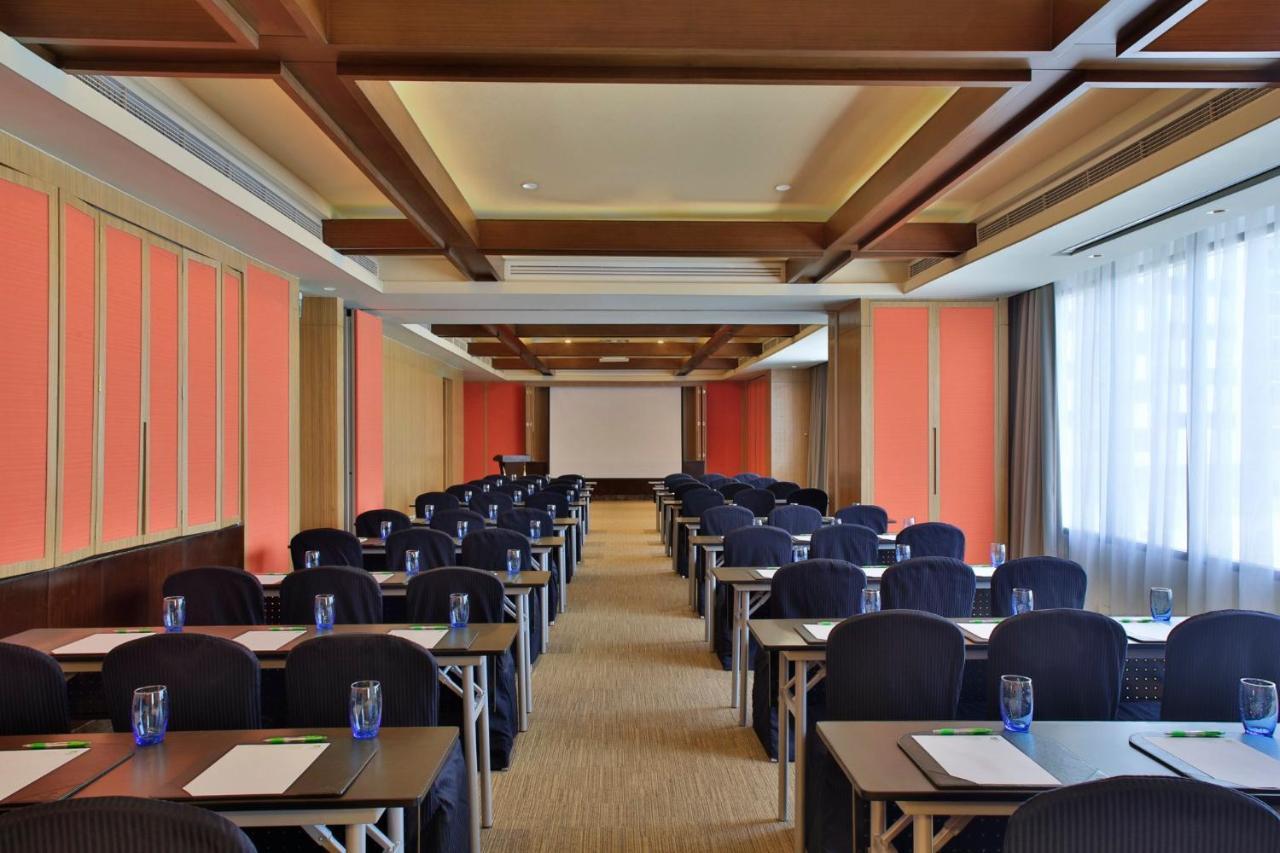 Holiday Inn & Suites Makati By Ihg Makati City Eksteriør bilde Meeting room