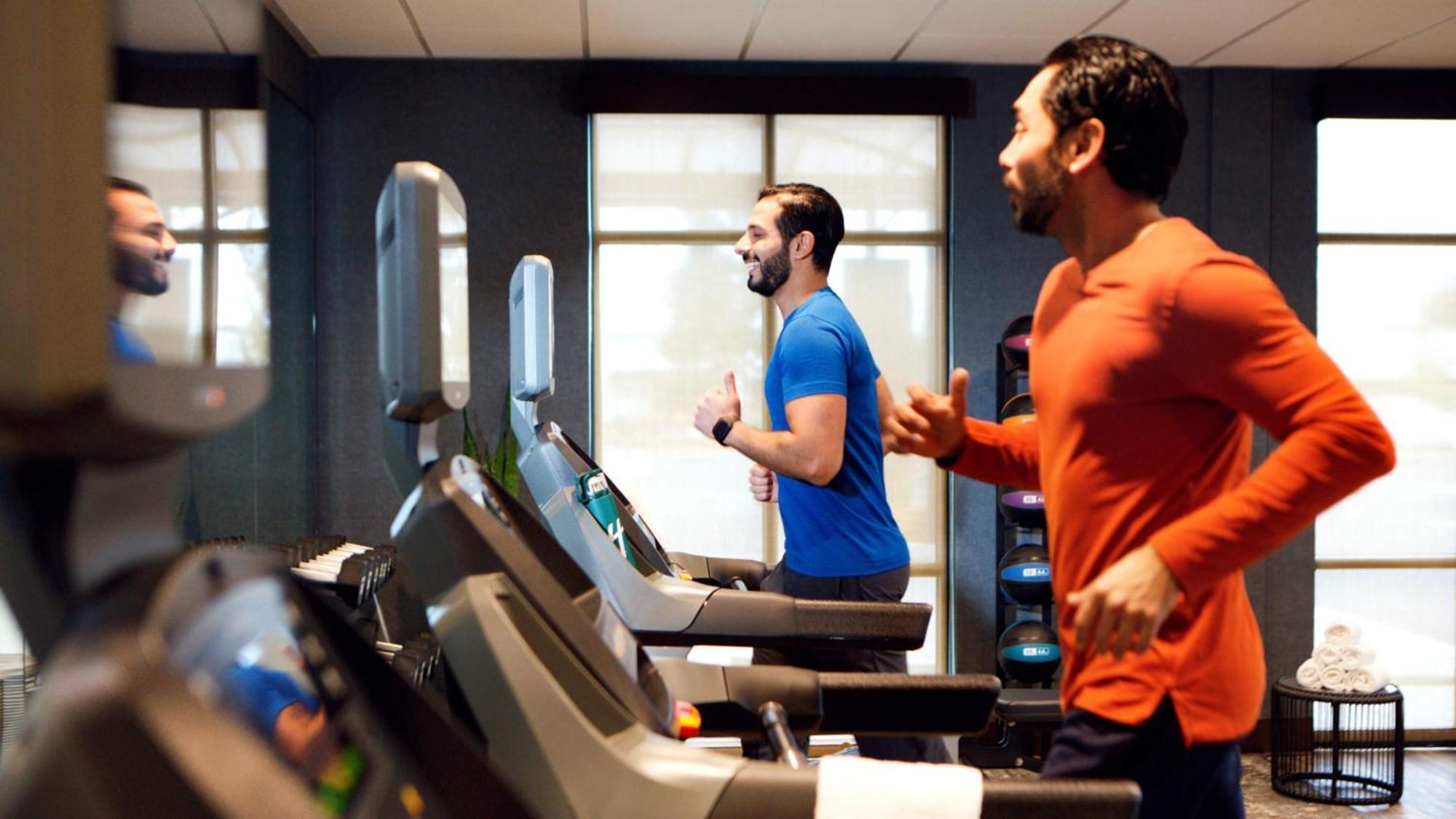 Holiday Inn & Suites Makati By Ihg Makati City Eksteriør bilde Two men running on treadmills