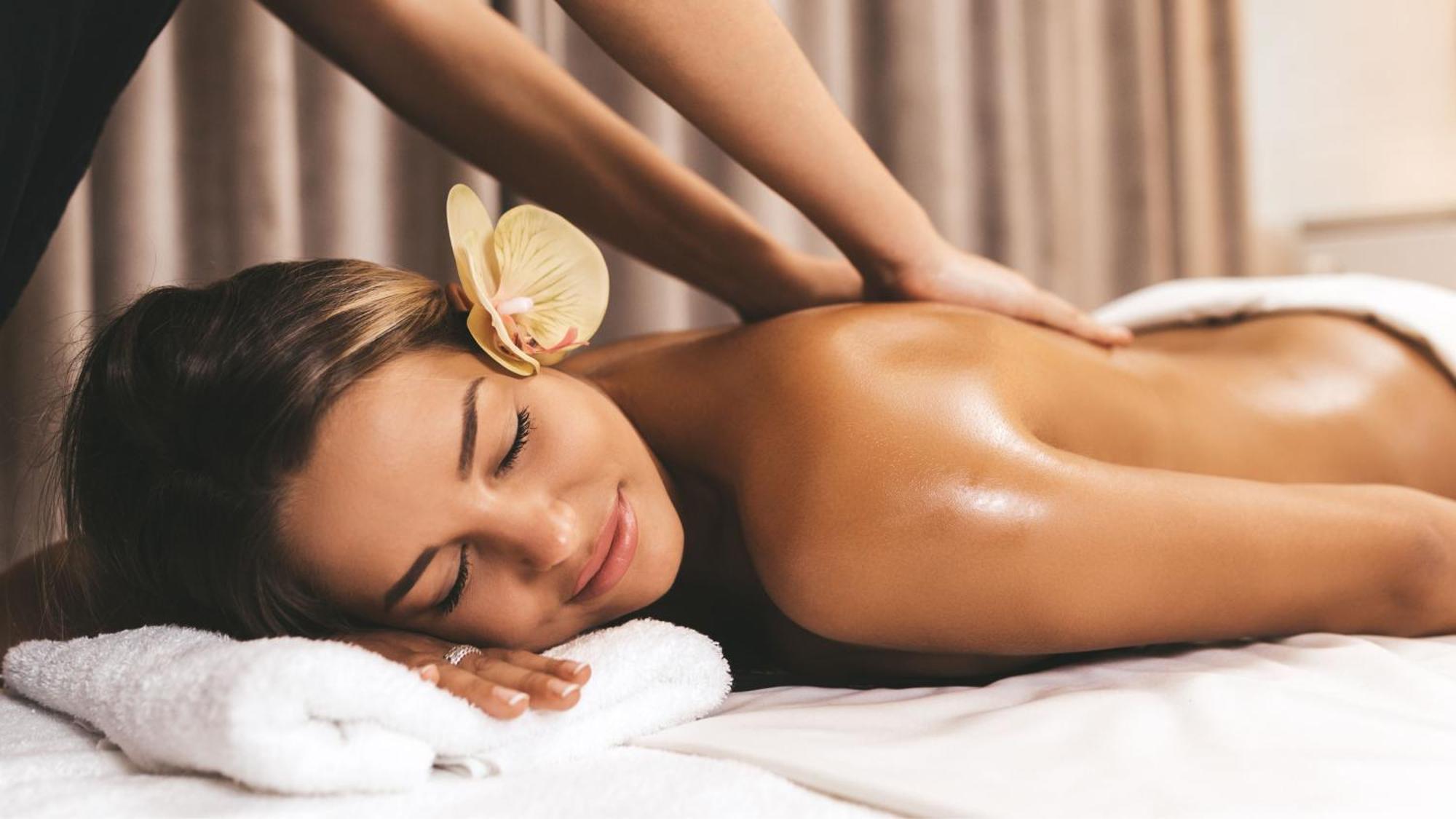 Holiday Inn & Suites Makati By Ihg Makati City Eksteriør bilde A woman receiving a massage