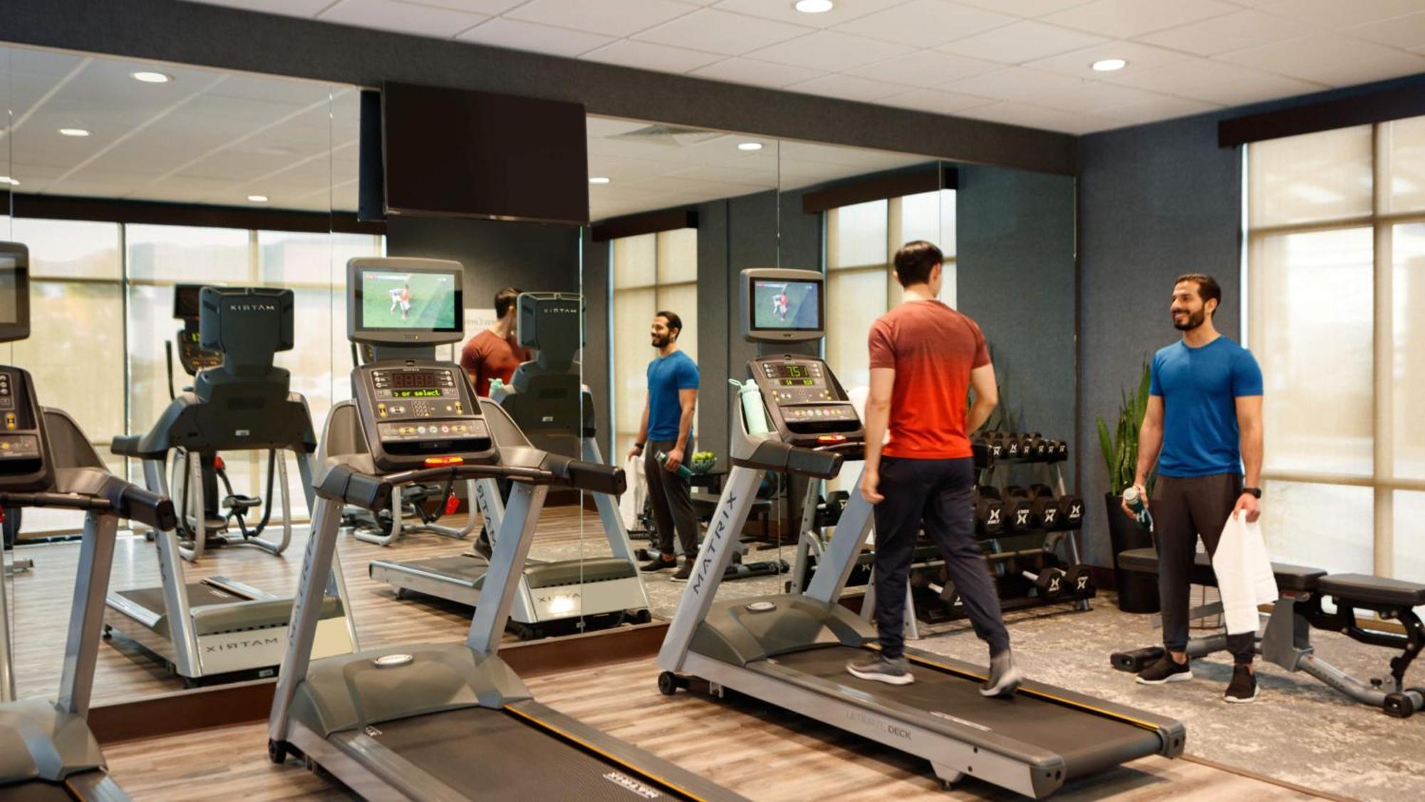 Holiday Inn & Suites Makati By Ihg Makati City Eksteriør bilde The gym at the hotel