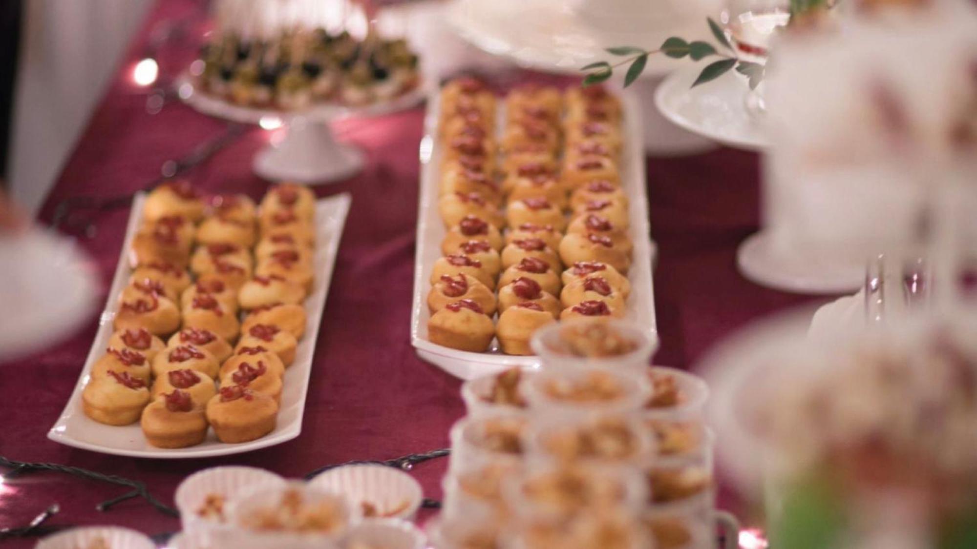 Holiday Inn & Suites Makati By Ihg Makati City Eksteriør bilde A selection of petits fours