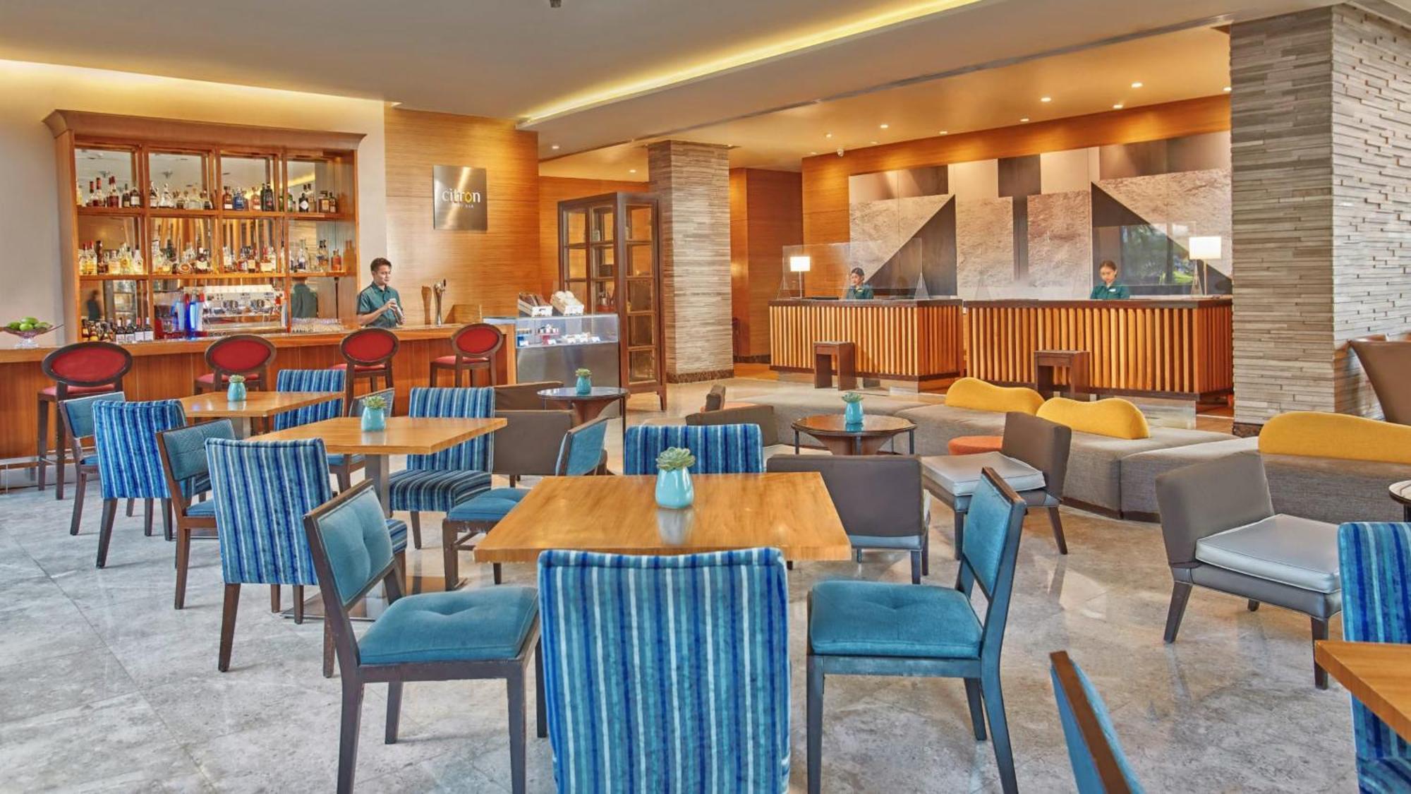 Holiday Inn & Suites Makati By Ihg Makati City Eksteriør bilde The Lounge at the airport