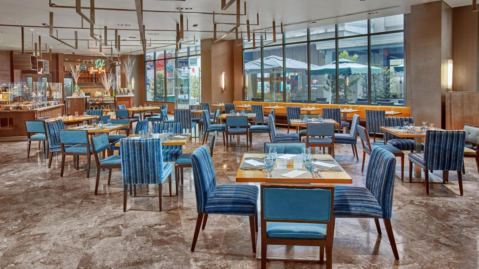 Holiday Inn & Suites Makati By Ihg Makati City Eksteriør bilde The restaurant