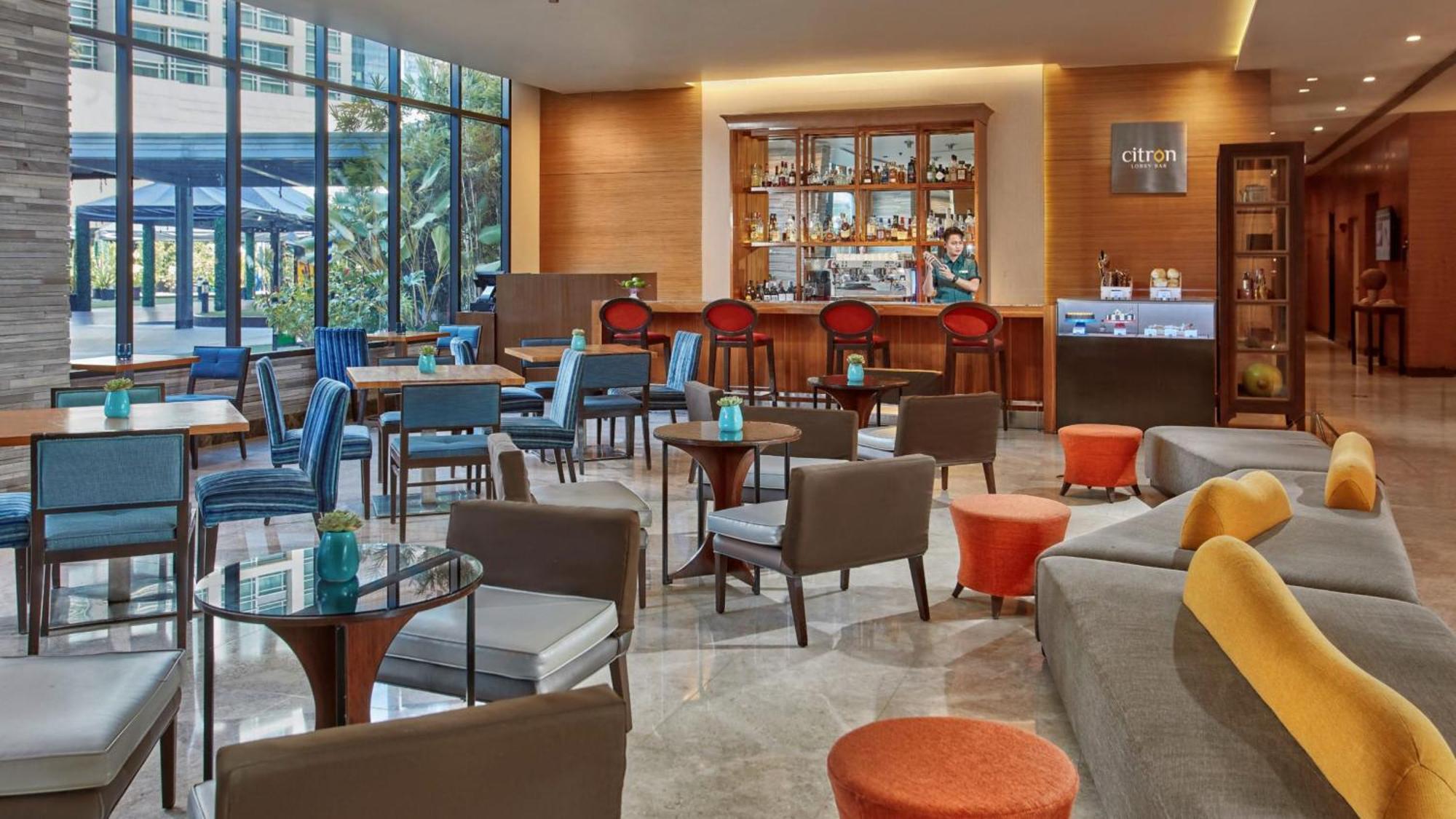 Holiday Inn & Suites Makati By Ihg Makati City Eksteriør bilde The lounge at the hotel