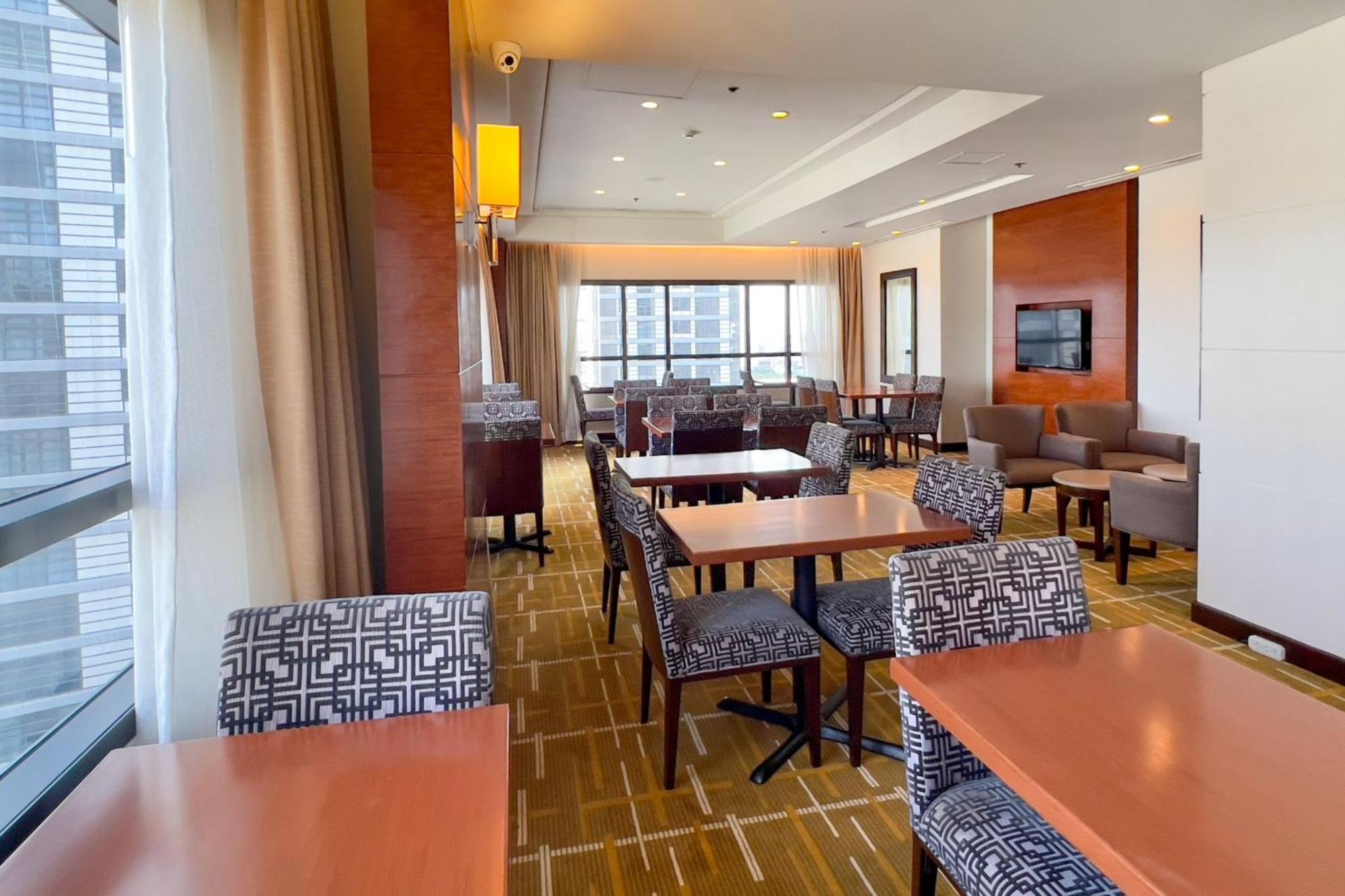 Holiday Inn & Suites Makati By Ihg Makati City Eksteriør bilde Clubroom at the 100 North Main