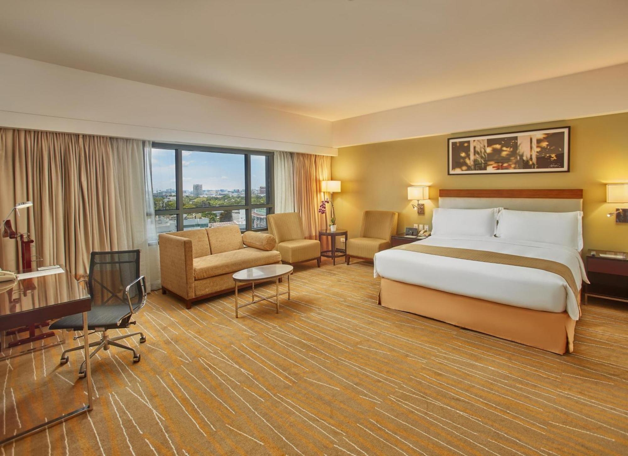 Holiday Inn & Suites Makati By Ihg Makati City Eksteriør bilde Deluxe Room