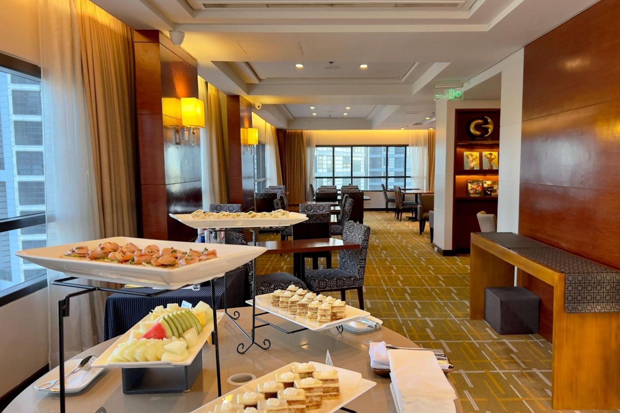Holiday Inn & Suites Makati By Ihg Makati City Eksteriør bilde The lounge at the airport